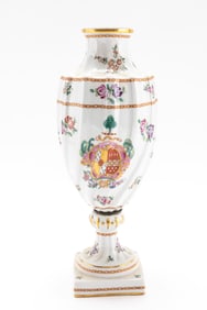 A LARGE PORCELAIN VASE. France, early 20th century.