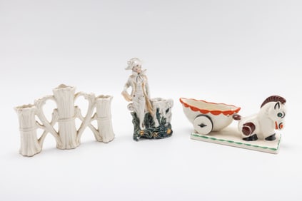 A COLLECTION OF THREE PORCELAIN DECORATIVE ITEMS.