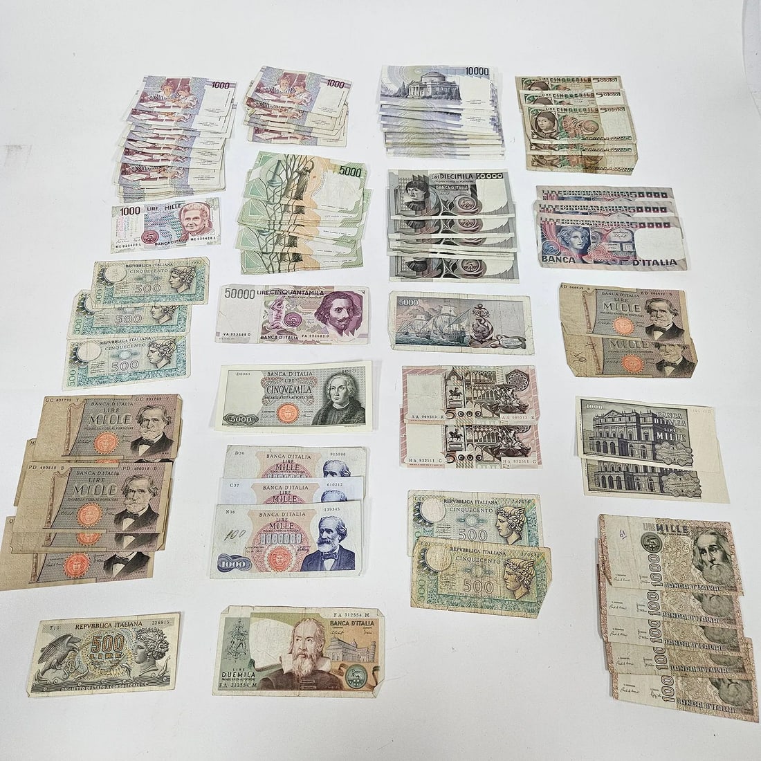A GROUP OF HIGH VALUE ITALIAN LIRE BANKNOTES FROM THE LATE 20TH CENTURY. Including 4-500 lire, 40-10 (1 of 8)