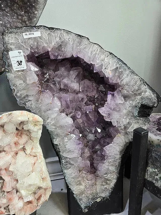 AMETHYST CATHEDRAL GEODE WITH POLISHED EDGES 46 kilo!!!!: 25" TALL, 17" AT IT'S WIDEST 46.45 KILOGRAMS