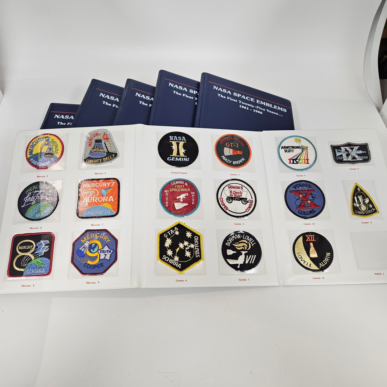 NASA SPACE EMBLEMS: THE FIRST TWENTY FIVE YEARS. - 3