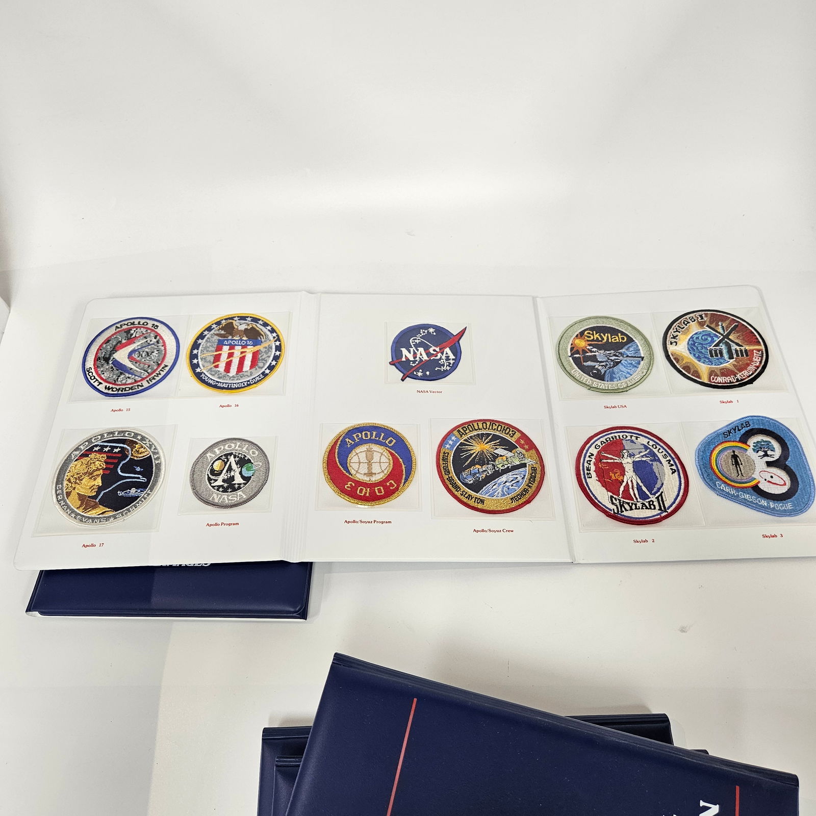 NASA SPACE EMBLEMS: THE FIRST TWENTY FIVE YEARS. - 7