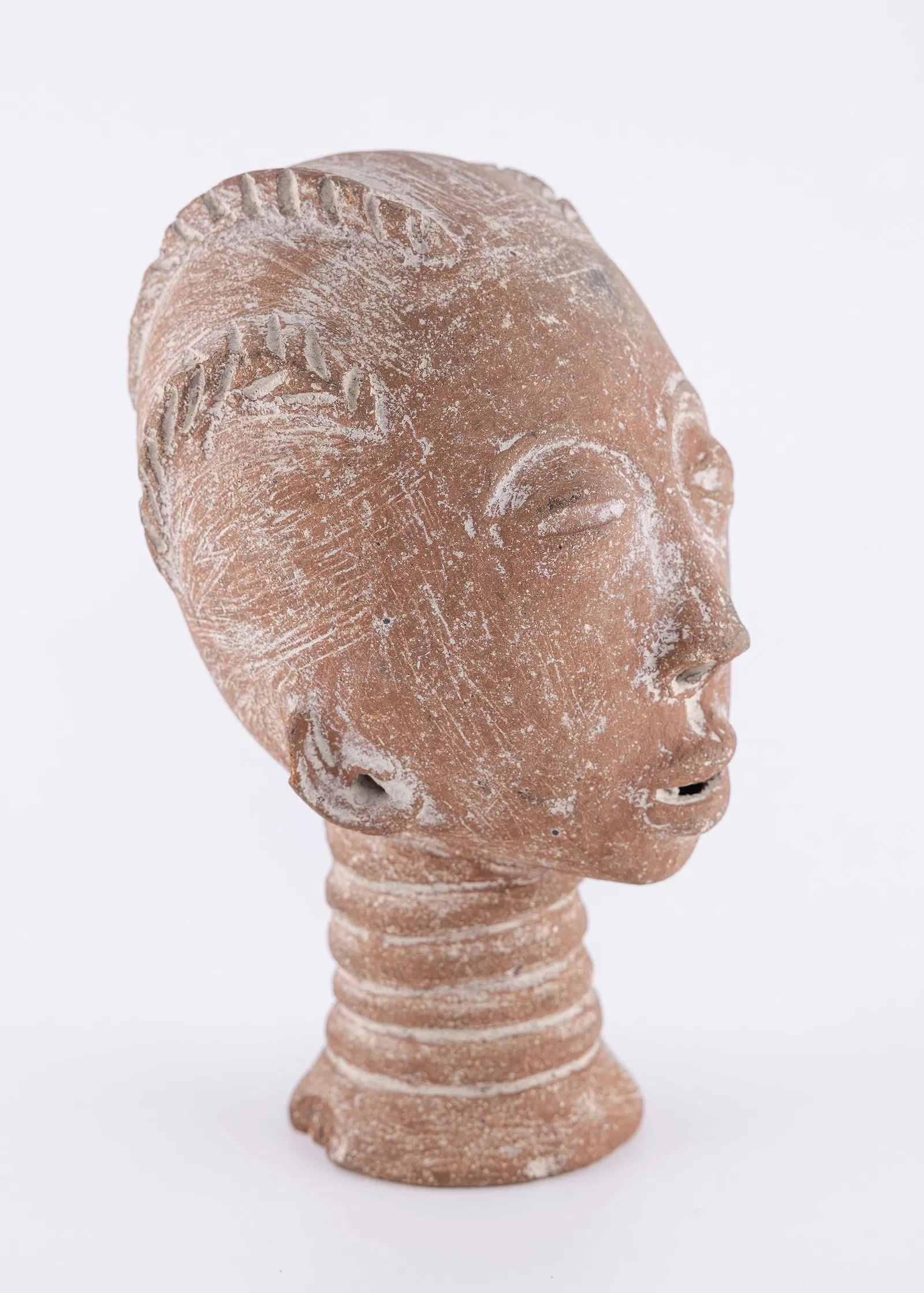 AN EARLY TERRCOTTA SCULPTED HEAD. - 2