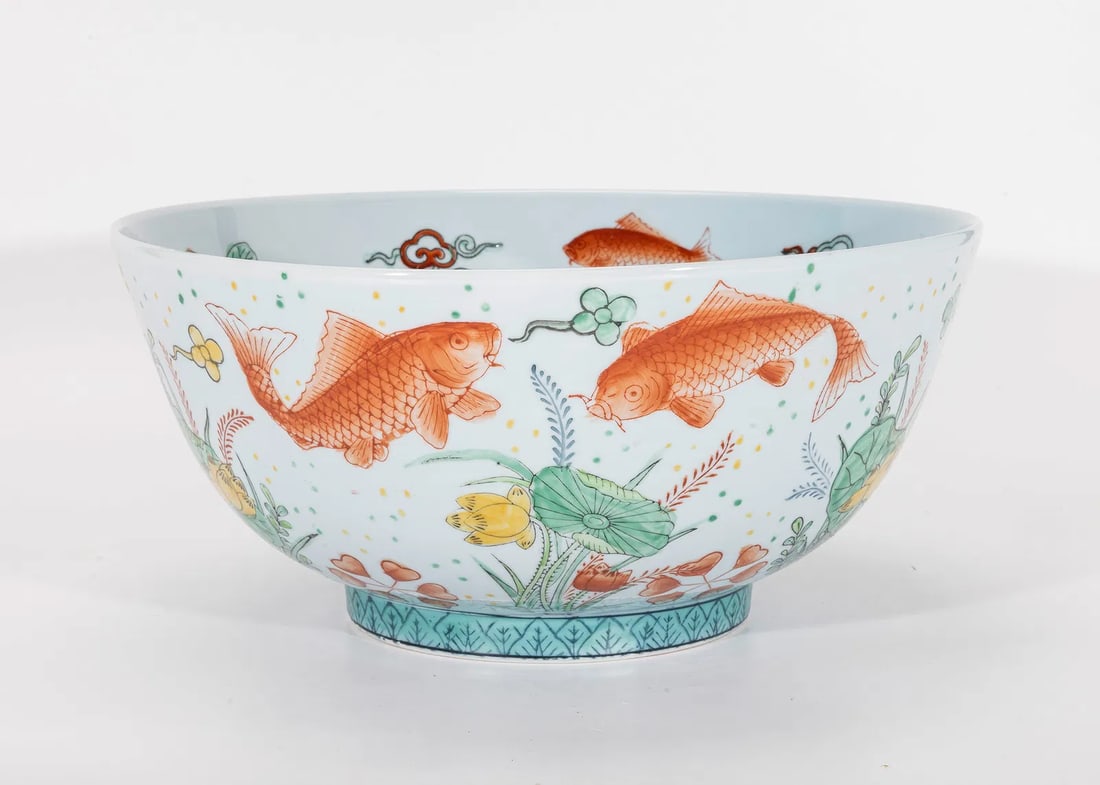 A LARGE HAND PAINTED DECORATIVE BOWL China, c. 1900. (1 of 4)