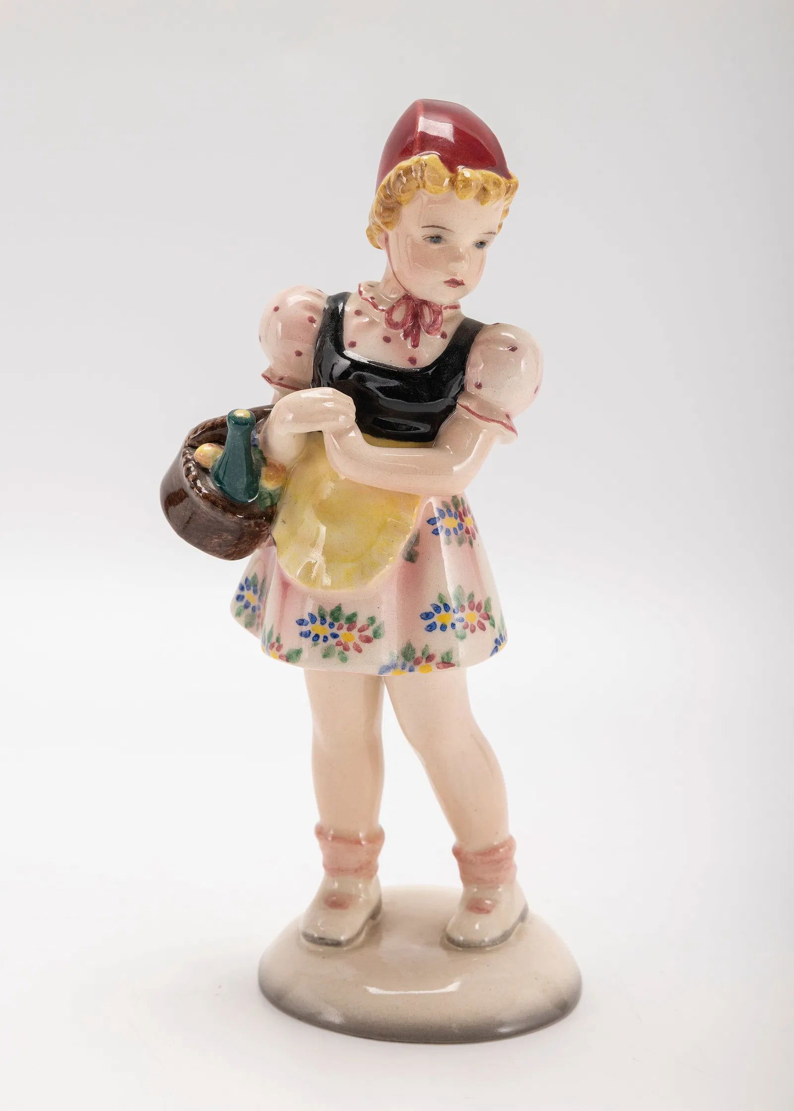 AN AUSTRIAN FIGURINE OF A YOU LADY. Vienna, c. 1900. (1 of 2)