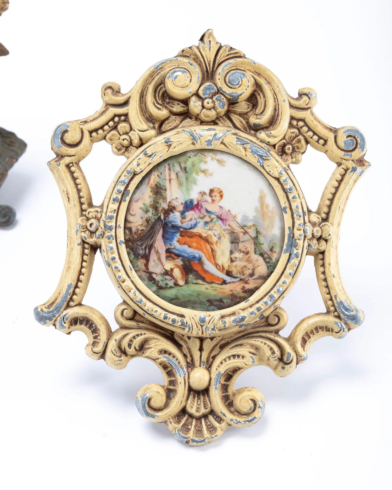 A VICTORIAN CLOCK AND TWO SMALL WALL PLAQUES. - 3