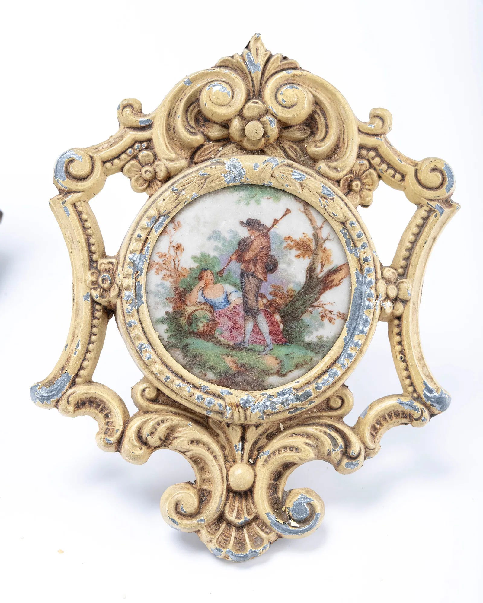 A VICTORIAN CLOCK AND TWO SMALL WALL PLAQUES. - 4