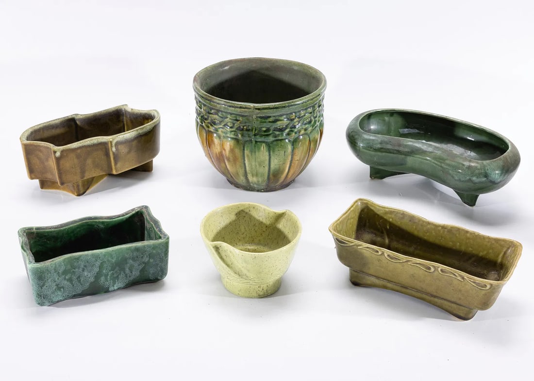 A COLLECTION OF AMERICAN GLAZED POTTERY: Various sizes and shapes. The tallest one is 6.5"