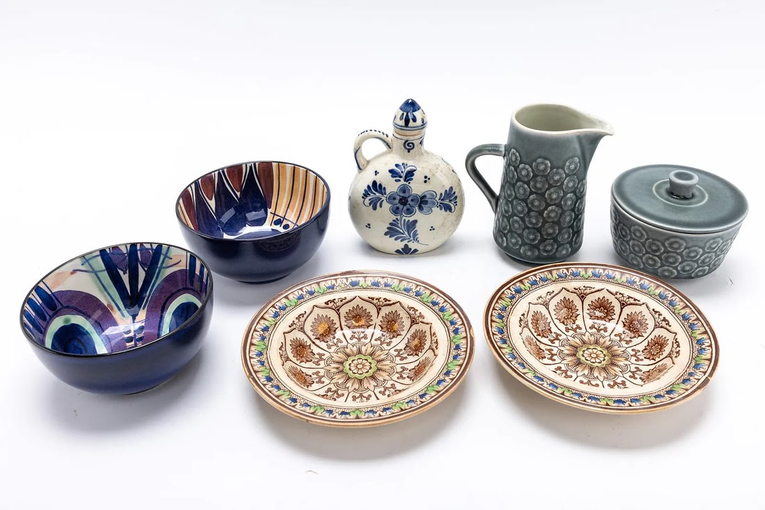 A COLLECTION OF SEVEN PIECES OF CERAMICWARE. (1 of 7)