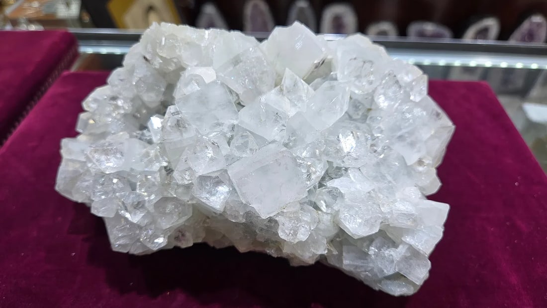A GORGEOUS QUARTZ CLUSTER SPECIMEN: About 7" across, very substancial specimen