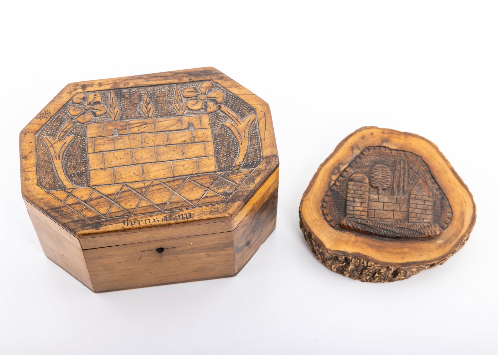 AN OLIVEWOOD ETROG CONTAINER. Jerusalem, c. 1930 (1 of 2)