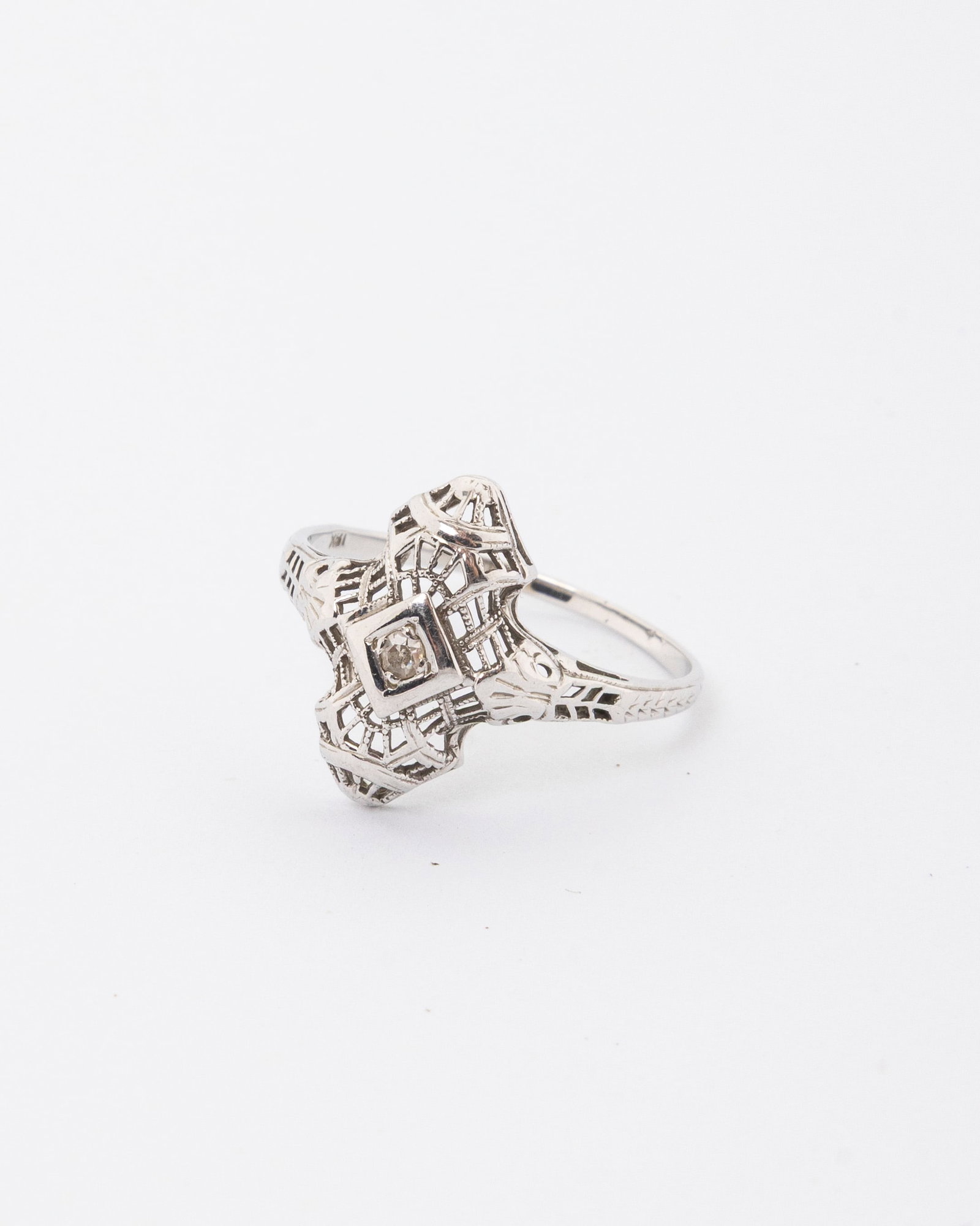 AN 18K ART DECO DIAMOND RING: 18k gold. Diamond ring in Art Deco form. 1.20 dwt