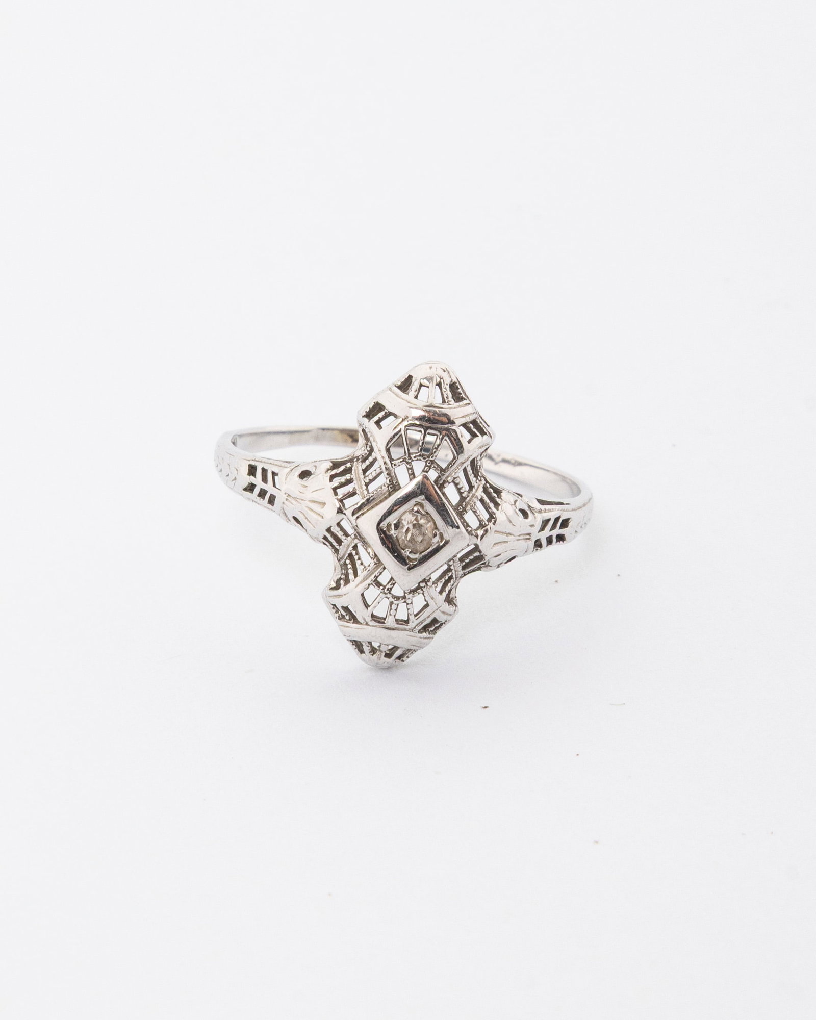 AN 18K ART DECO DIAMOND RING - 2