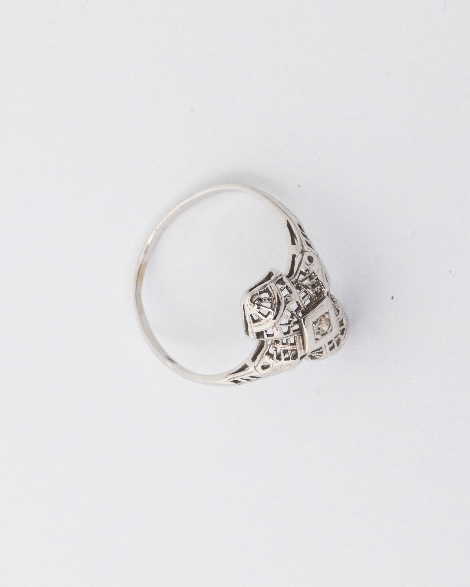 AN 18K ART DECO DIAMOND RING - 3