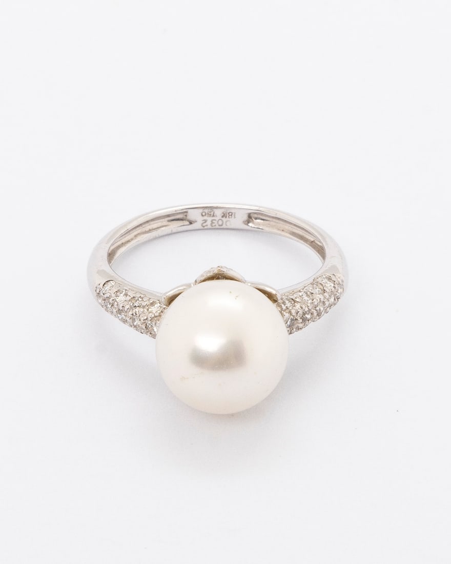 AN 18K GOLD AND DIAMOND RING. (1 of 3)