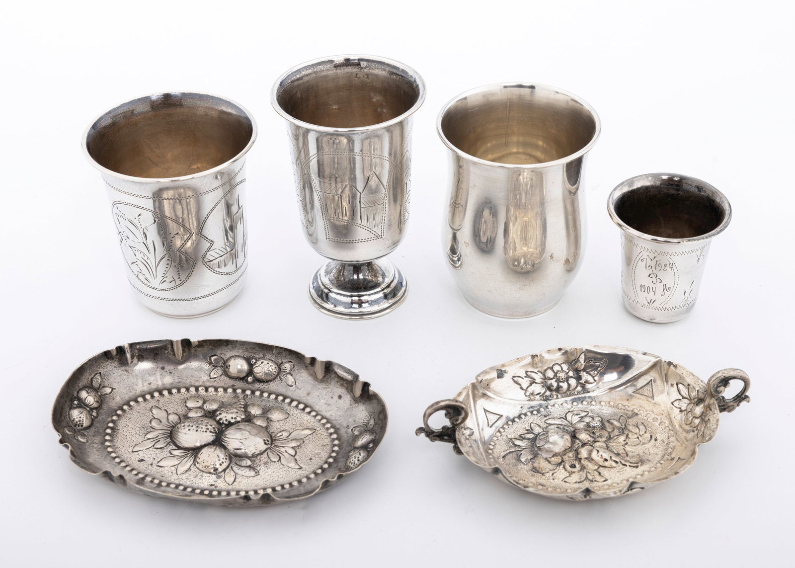 FOUR SMALL KIDDUSH CUPS AND TWO SILVER CHAROSET CONTAINERS. Various origins. (1 of 4)