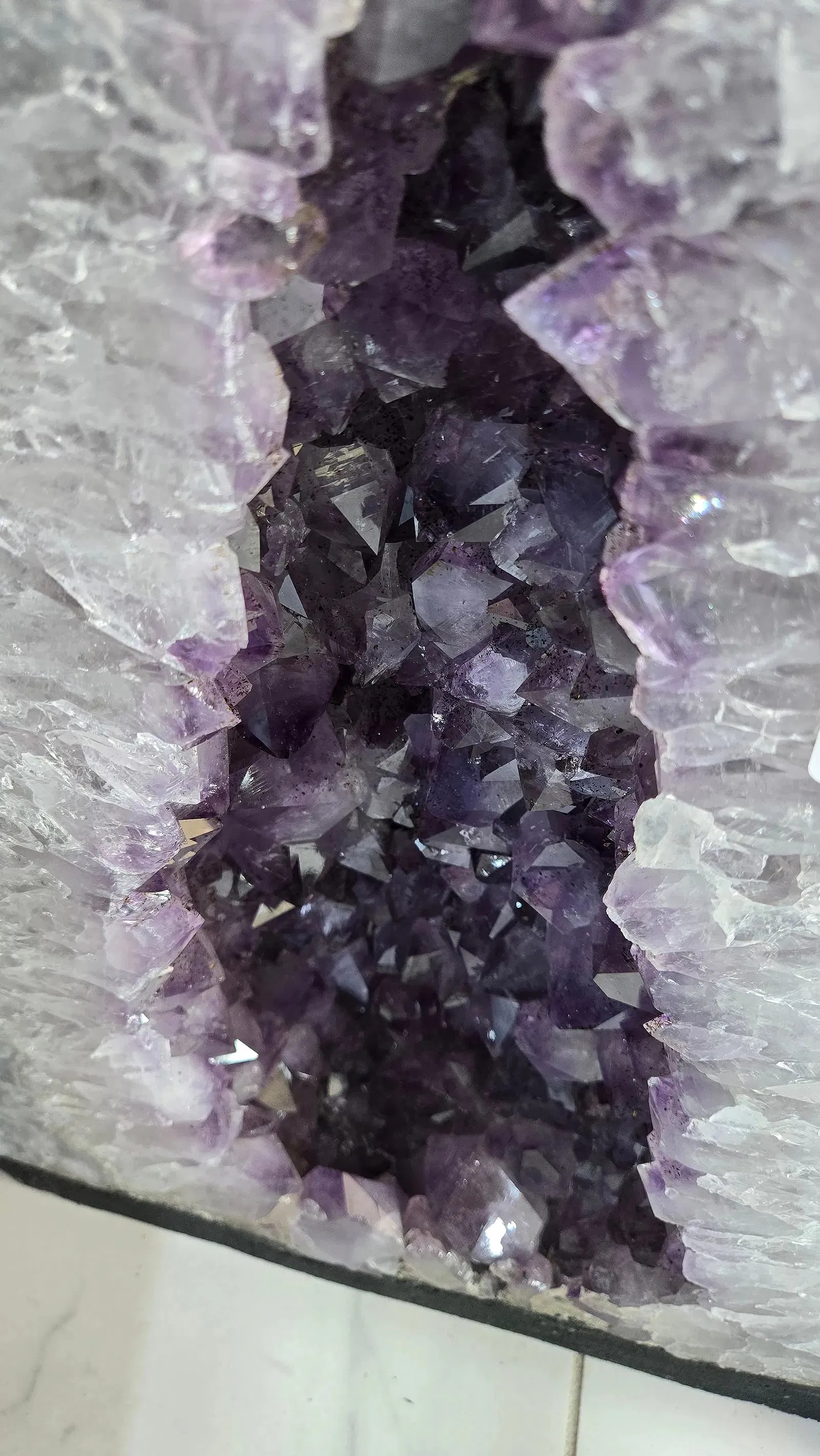 HIGHLY POLISHED AMETHYST GEODE. HUGE AND MAGNIFICENT (1 of 3)