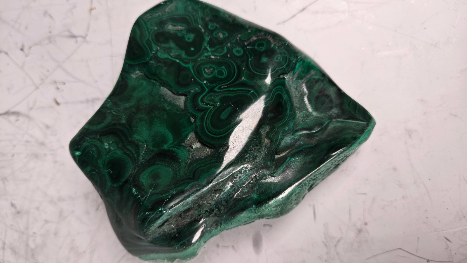 A HIGHLY POLISHED MALACHITE SPECIMEN - 2