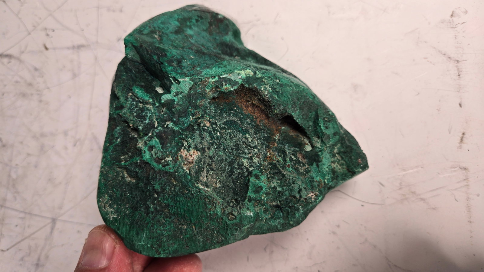 A HIGHLY POLISHED MALACHITE SPECIMEN - 3