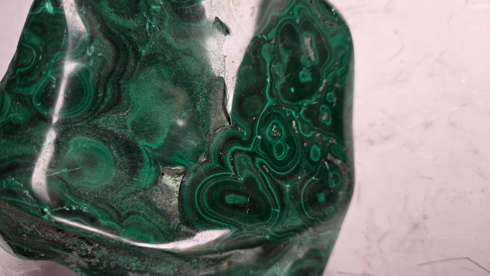 A HIGHLY POLISHED MALACHITE SPECIMEN - 4