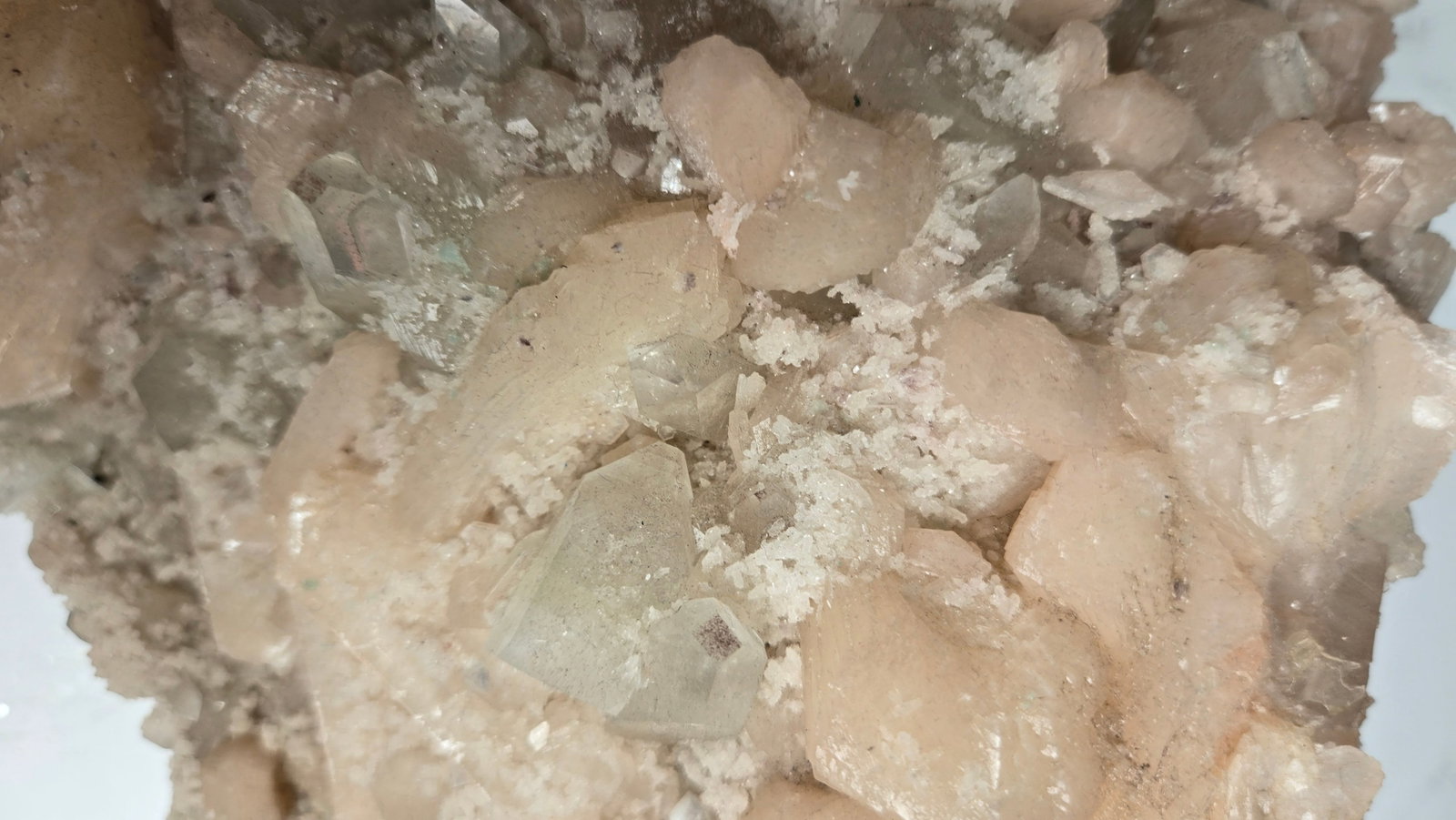 A LARGE APOPHYLLITE SPECIMEN.: Large crystallations. Nice color 10" wide