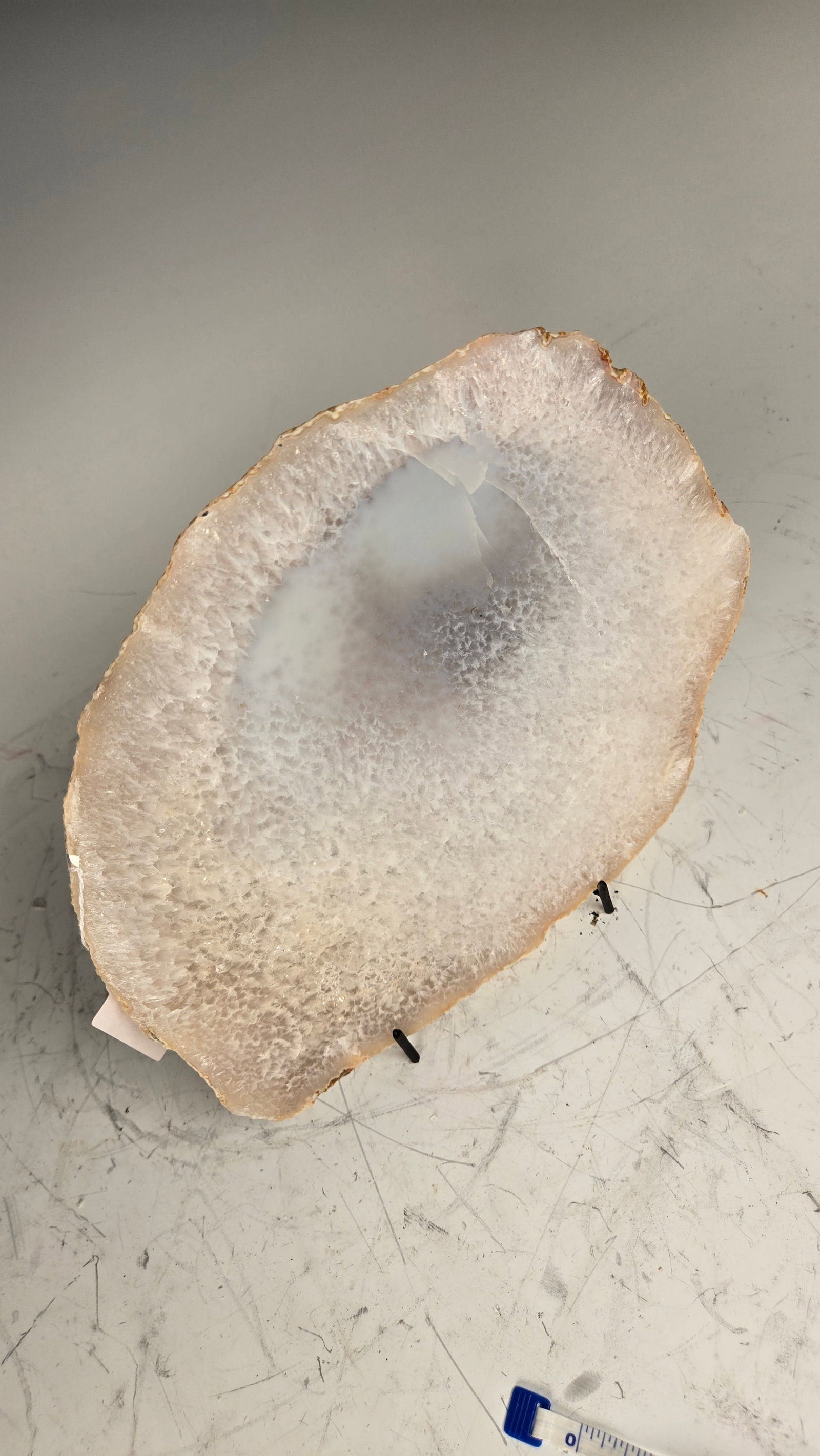 A LARGE WHITE AGATE SLICE. - 2