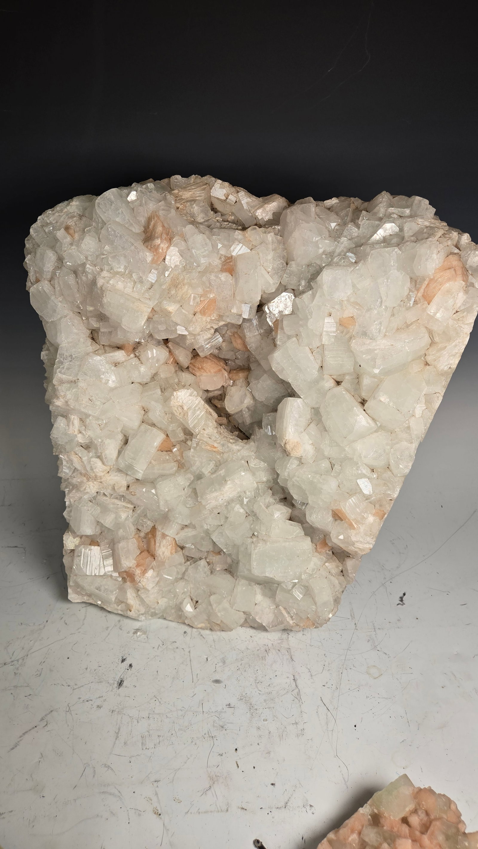 A VERY LARGE APOPHYLITE CRYSTAL CLUSTER. India. MASSIVE CRYSTALS (1 of 4)