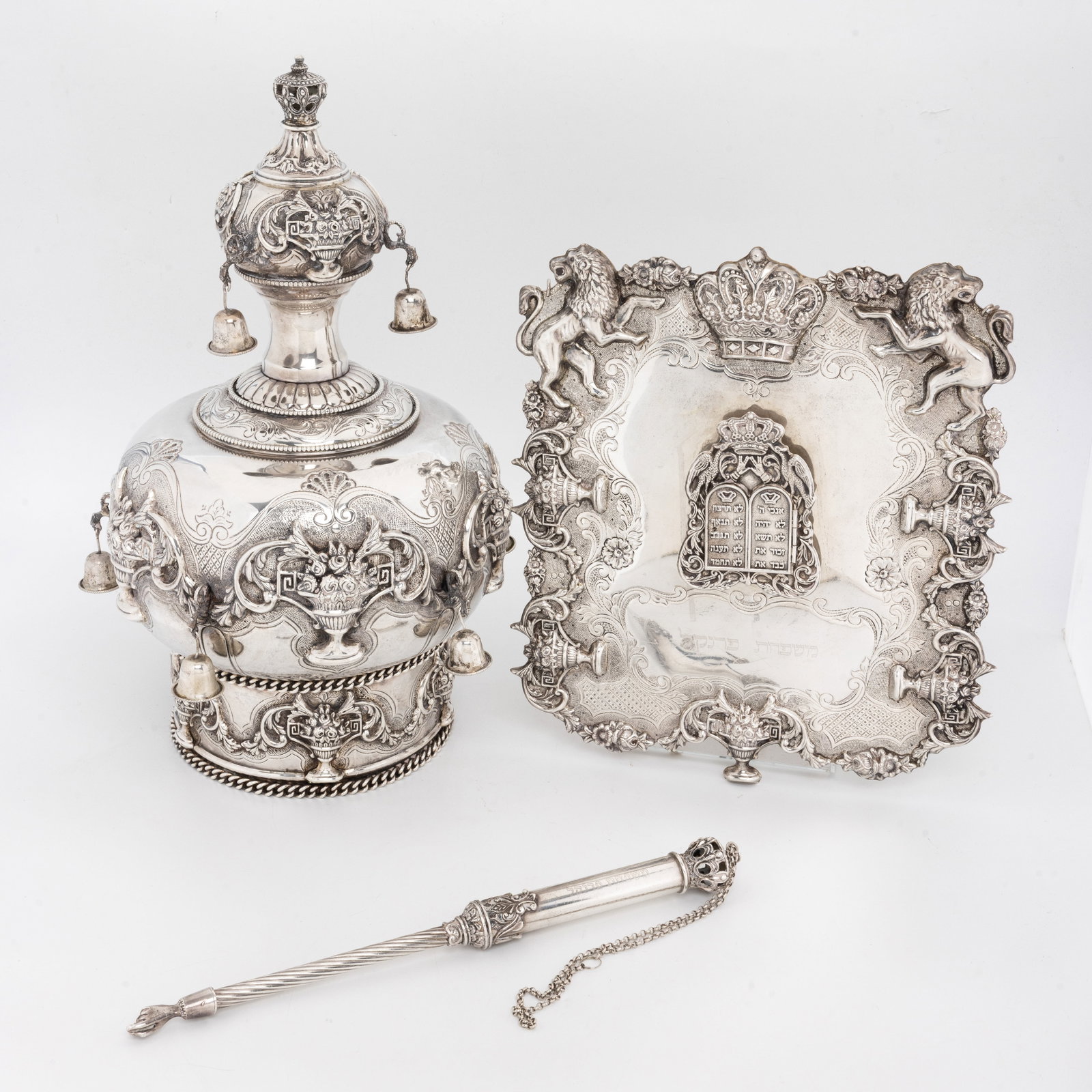 A LARGE STERLING SILVER CROWN, TORAH SHIELD AND YAD. Modern. 95 ozt (1 of 2)