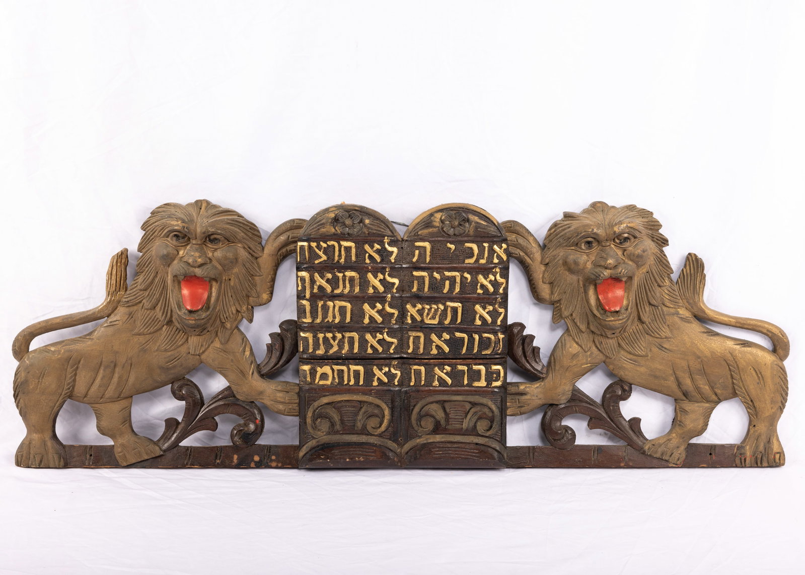 A SET OF SYNAGOGUE LIONS FROM THE TOP OF AN ARON KODESH. American, c. 1920. (1 of 1)