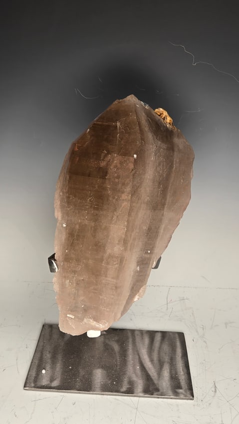 A LARGE SMOKEY QUARTZ CRYSTAL MOUNTED ON A STAND (1 of 5)