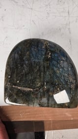 A LARGE POLISHED LABRADORITE SPECIMEN TOMBSTONE SHAPE. - 6