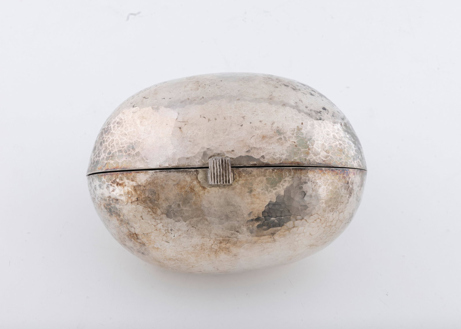 A HAND WROUGHT ANTIQUE ETROG CONTAINER. Probably Germany, c. 1900: Oval form. With interior gilding. Completely hand wrought and hand hammered.