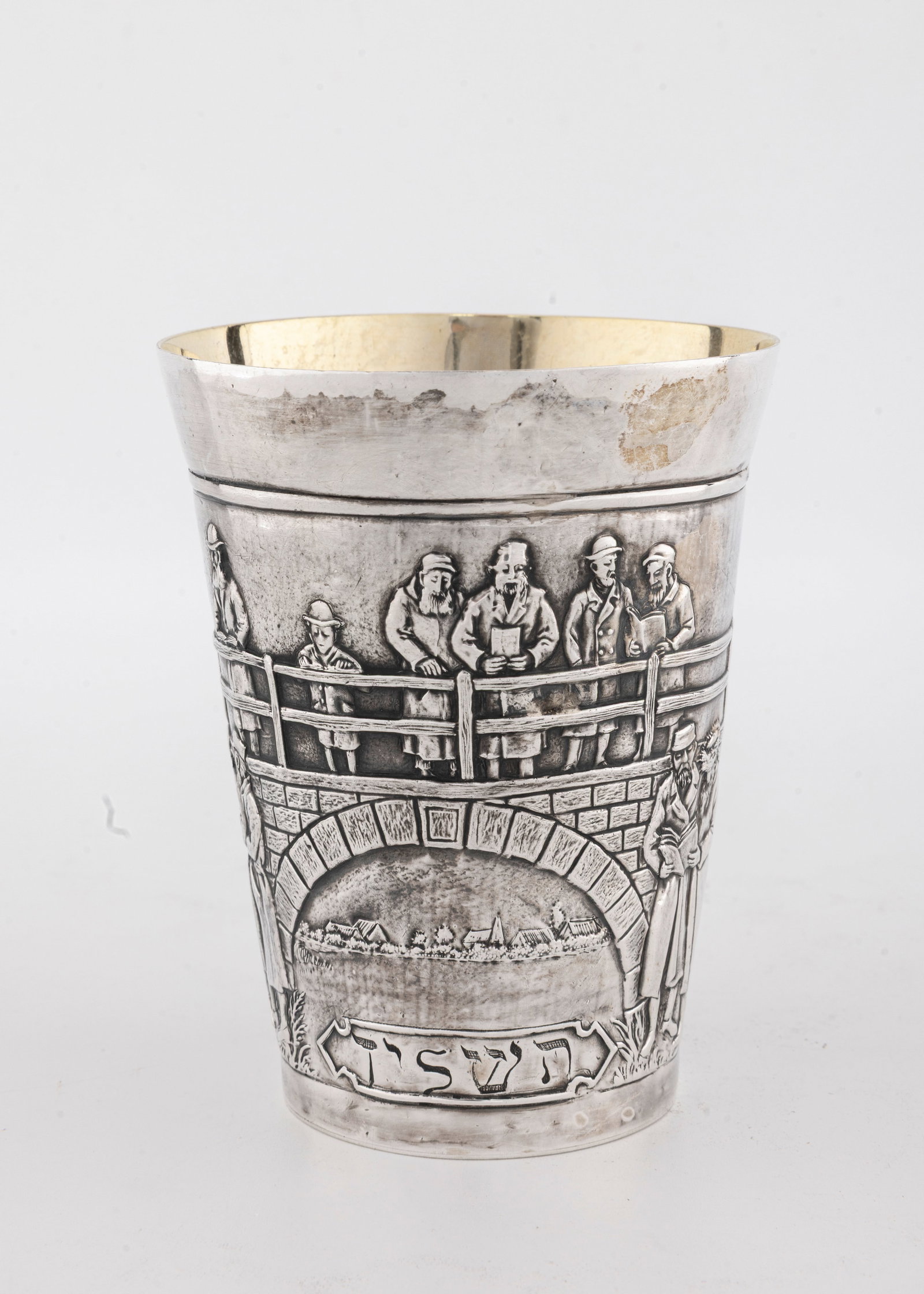 A STERLING SILVER ROSH HASHANAH CUP BY HENRYK WINOGRAD. New York, 1992.: Decorated with scenes from the tashlich ceremony. 