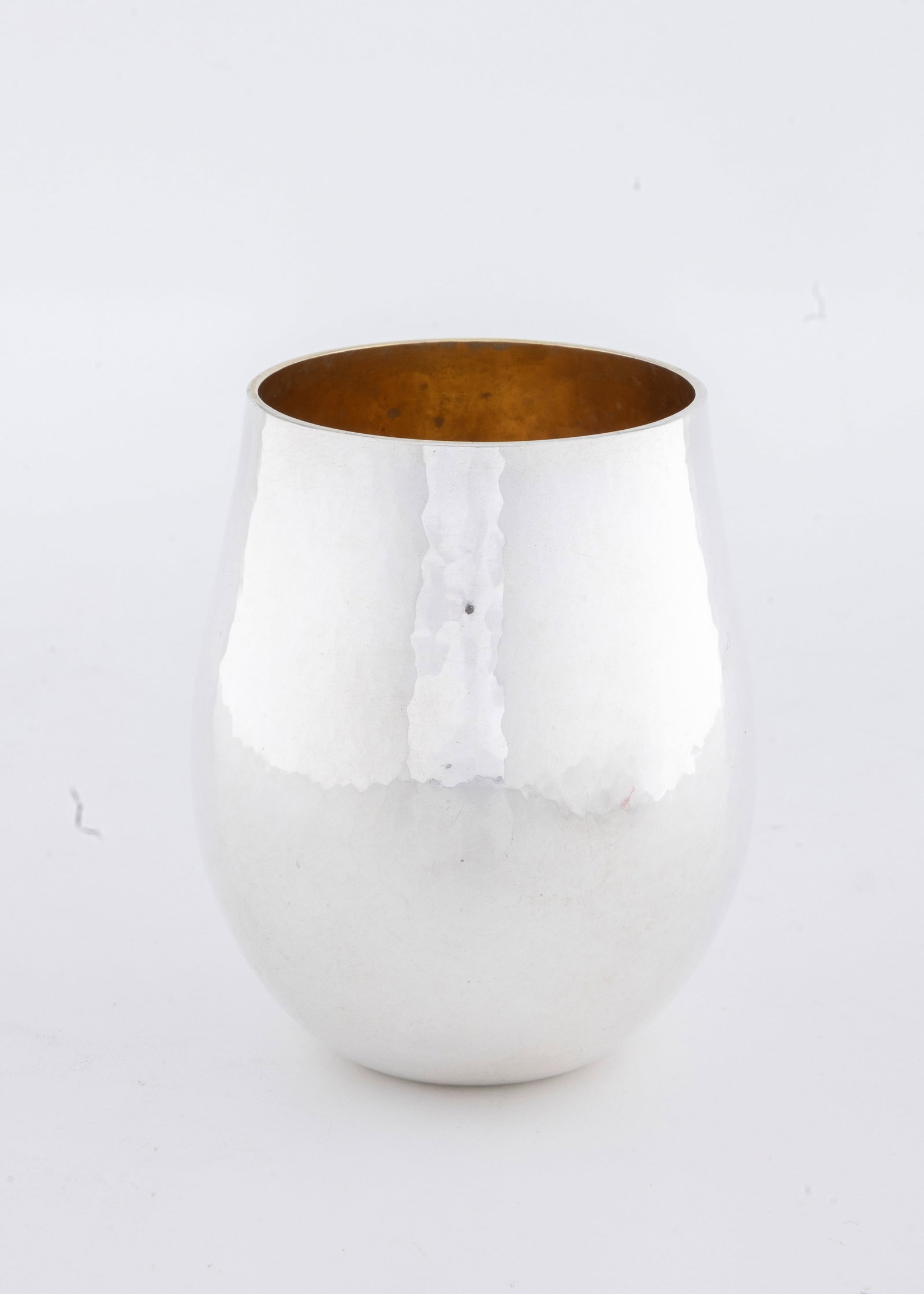 A STERLING SILVER KIDDUSH CUP BY YONATAN SHALOM. Gush, Modern: Hand wrought and hand hammered with an inwardly tapering design. 