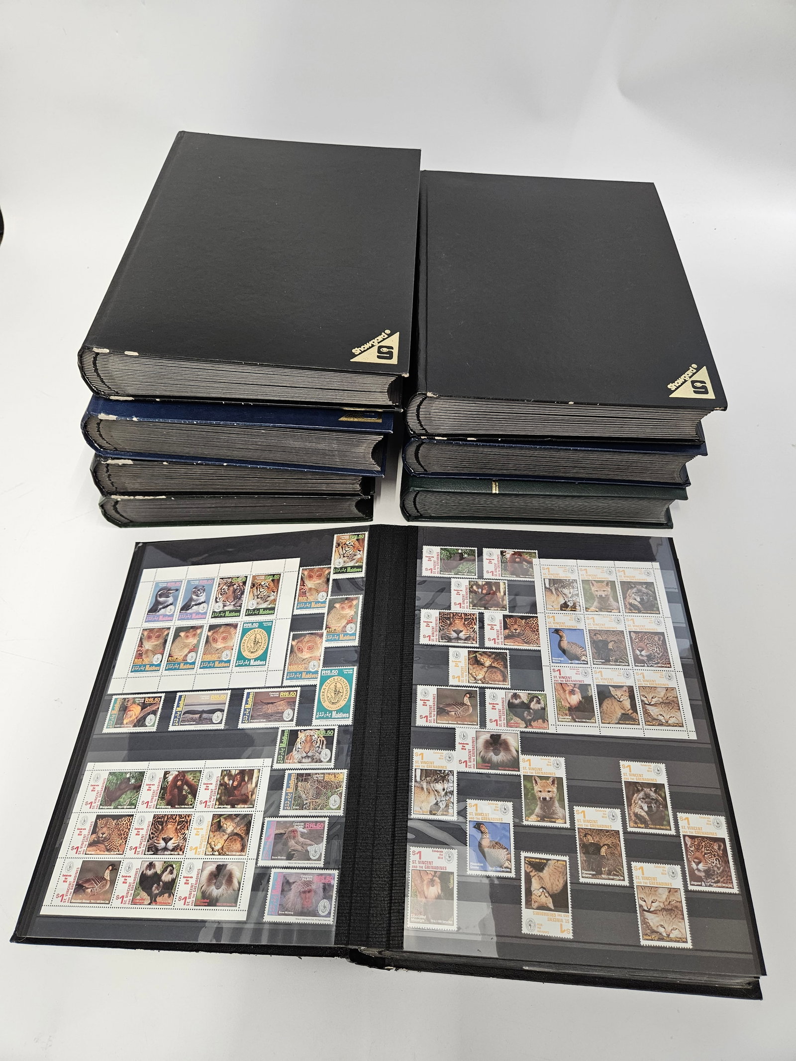 A LARGE WORLD MINT STAMP COLLECTION - BIRDS AND ANIMALS. (1 of 20)