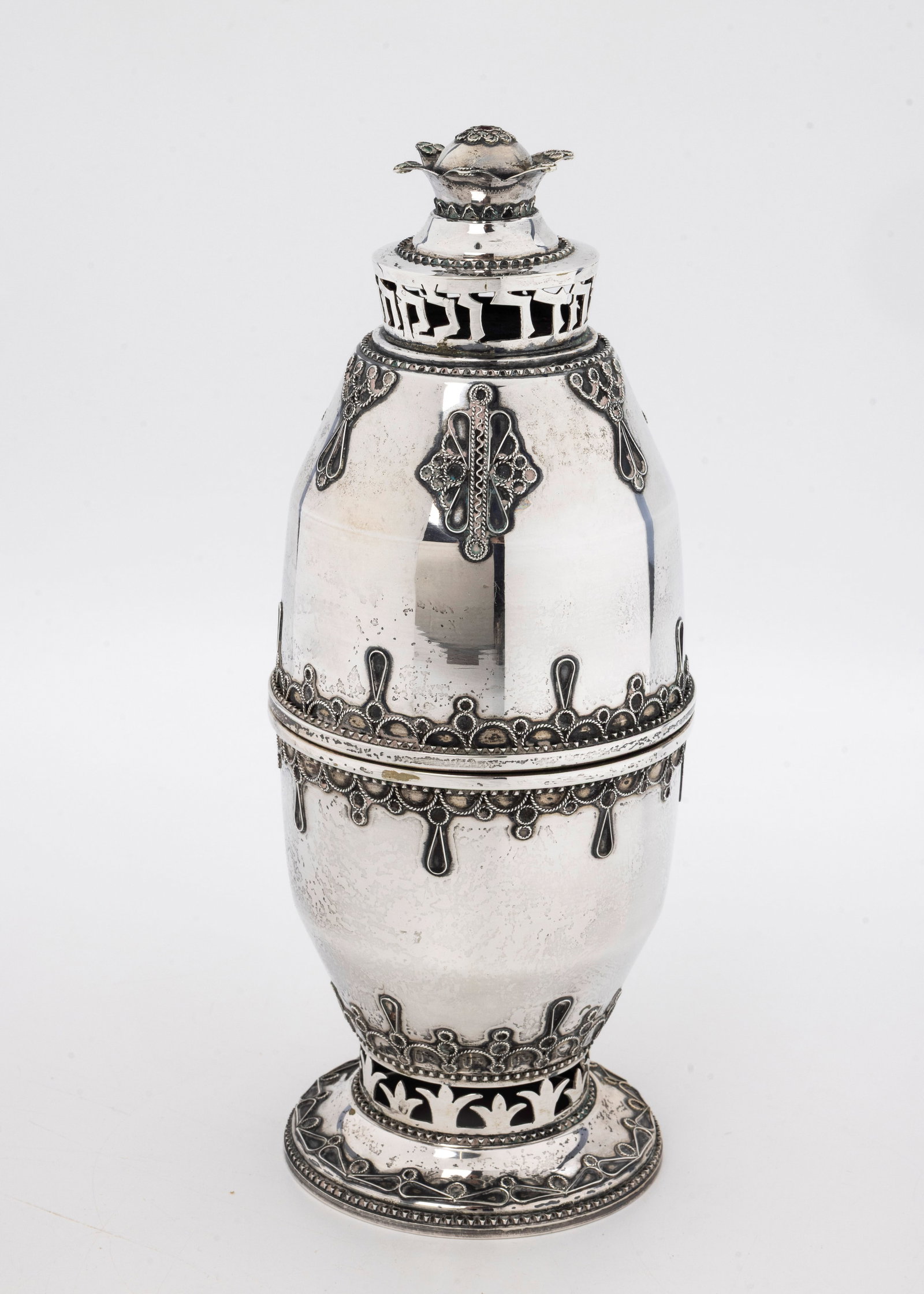 A LARGE STERLING SILVER ETROG CONTAINER. Israel, last half 20th century.: Standing form. With applied wirework decoration and lattice work cut outs. 457.9 grams