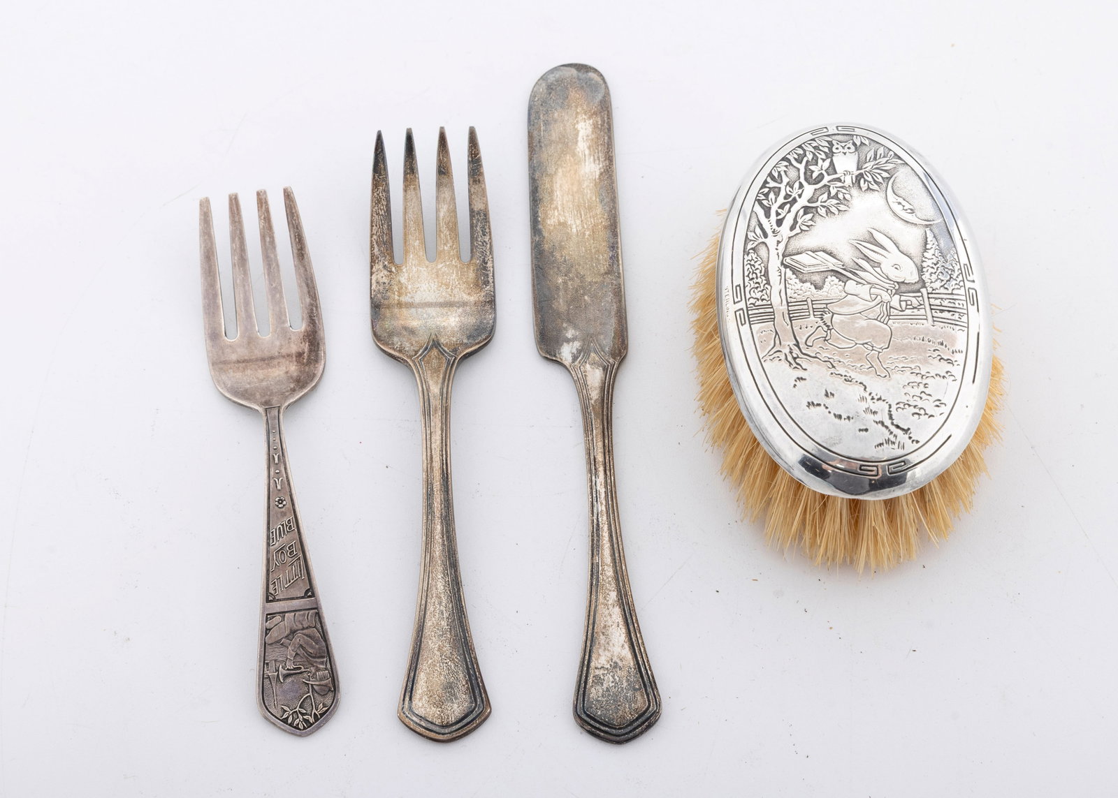 A GROUP OF FOUR STERLING SILVER CHILDREN'S UTENSILS - TIFFANY (1 of 2)
