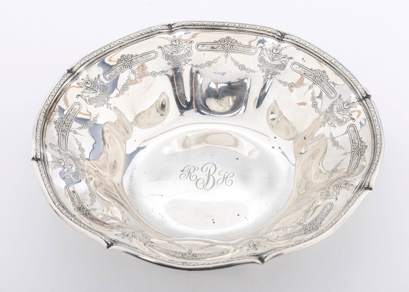 A LARGE STERLING SILVER BOWL "REGENCY" BY TOWLE (1 of 2)