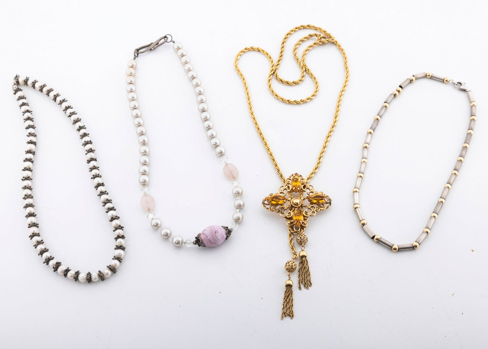 A GROUP OF SILVER, GOLD FILLED AND OTHER JEWELRY (1 of 2)
