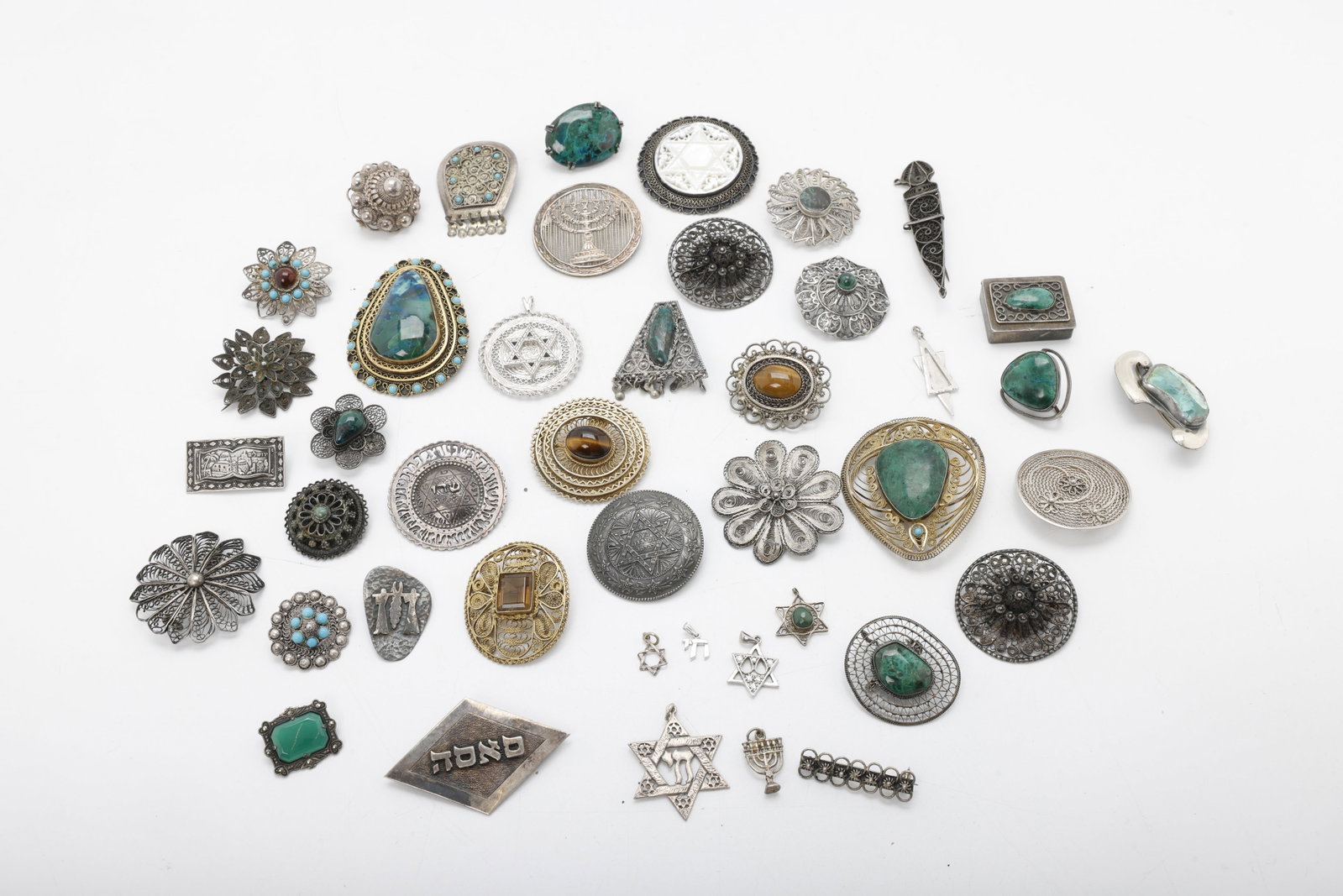 A MASSIVE COLLECTION OF OVER 40 ISRAELI AND JEWISH PINS AND PENDANTS (1 of 1)