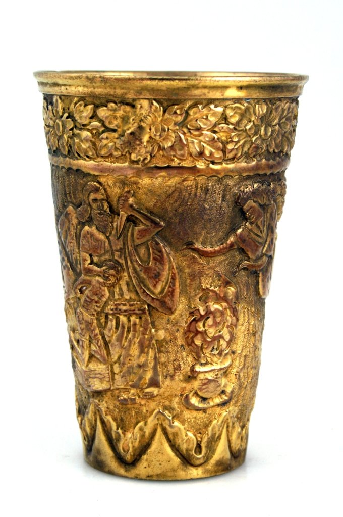 A LARGE SILVER BIBLICAL CUP. 20th century. Chased with: A LARGE SILVER BIBLICAL CUP. 20th century. Chased with the scene of the Binding of Isaac. Marked 925 4.7” tall.