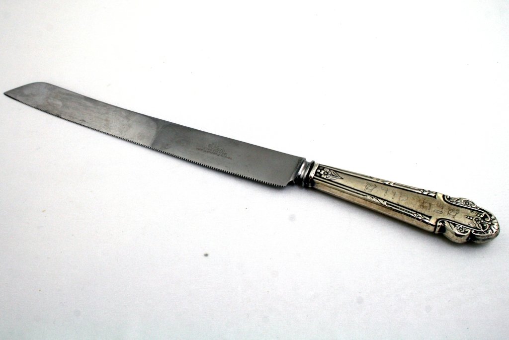 A STERLING HANDLED CHALLAH KNIFE. United States, 20th: A STERLING HANDLED CHALLAH KNIFE. United States, 20th century. Engraved on handle Holy Shabbos. 12.2" long. Estimate $100 - 200