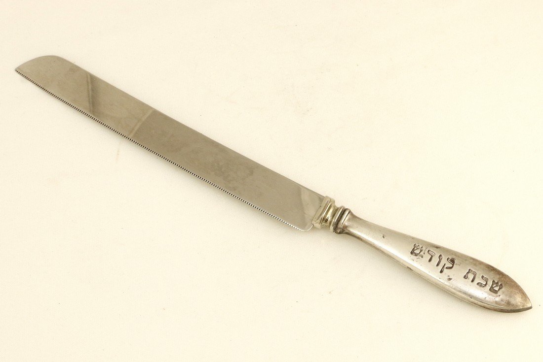 A STERLING SILVER HANDLED CHALLAH KNIFE. American, c. (1 of 1)