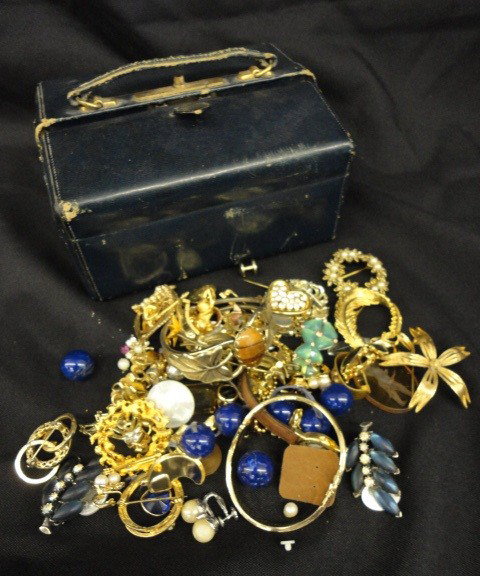 Jewelry, Estate Lot, Including: Bracelets, Earrin: Jewelry, Estate Lot, Including: Bracelets, Earrings, Broaches, etc.