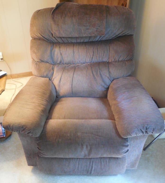 La-z-boy Recliner: Oversized, Pillow Arms, Rocking Feature, H 42". This Lot Is Locate Onsite And Will Be Available To Pick Up On Wednesday August 6th
