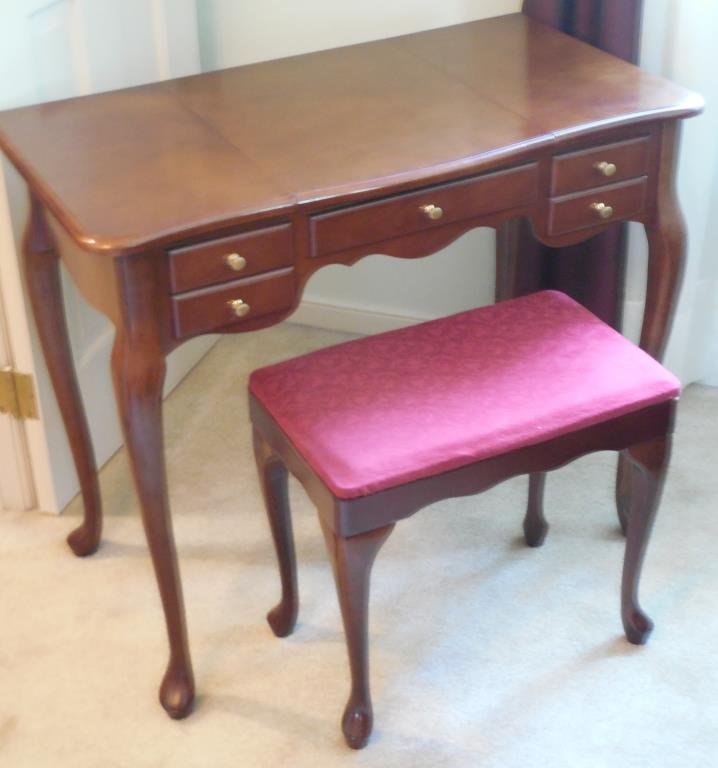 Queen Anne Mahogany Dressing Table With Bench: Contemporary Construction, Two Drawer, Lift Top With Mirror, Bench With Upholstered Seat, Clean Finish, 29 1/2" X 18 1/2" X 35". This Lot Is Locate Onsite And Will Be Available To Pick Up On Wednesday