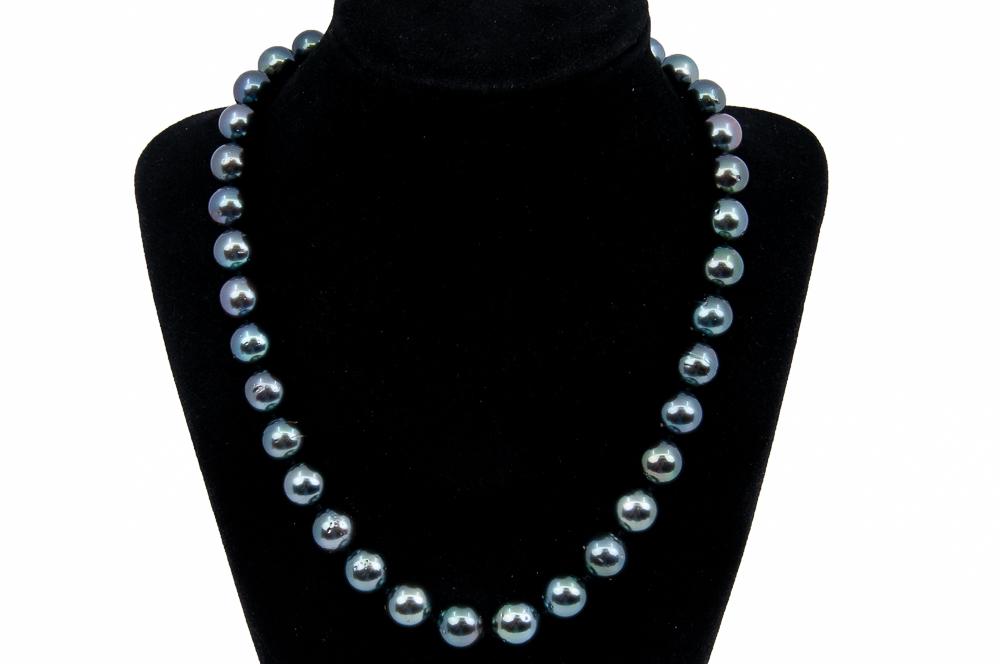 TAHITIAN CULTURED PEARL NECKLACE: single strand slightly graduated necklace containing 37 drilled spherical saltwater Tahitian cultured pearls, 10.00 to 12.00 mm each in diameter; extremely dark translucent gray body color with greeni