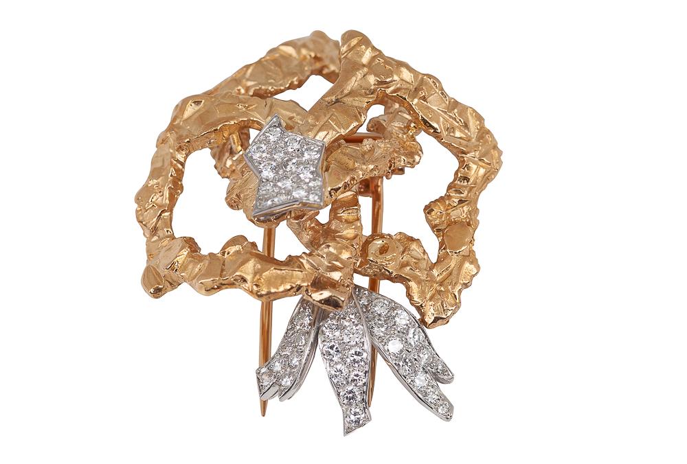 CARTIER 18 KARAT GOLD & DIAMOND BROOCH: signed 'Cartier, Pairs'; containing 43 cull cut diamonds [G/VS] weighing 0.47 carats total 23.5 grams 1 1/2 inches long