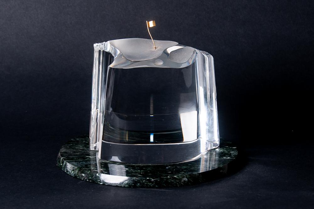STEUBEN 18 KARAT GOLD & CRYSTAL GOLF GREEN: on a circular marble base 4 inches high