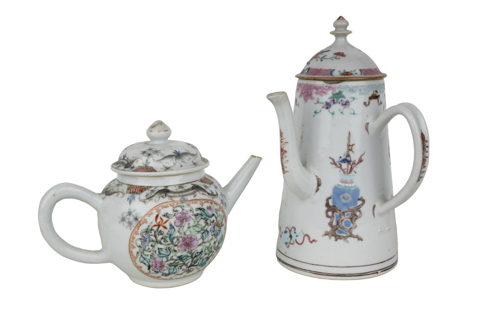 TWO CHINESE EXPORT PORCELAIN TABLE ITEMS: comprising a tea pot & a coffee pot Provenance: The Estate of Judith Sterling Morse Plunkett the tallest 7 3/4 inches high